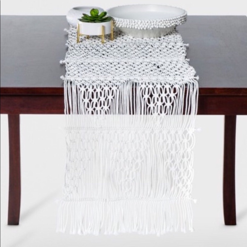 Macrame Lace Table Runner. A050